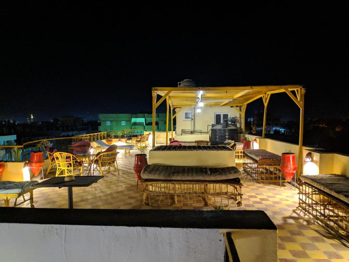 Elphardous Hotel Luxor Esterno foto