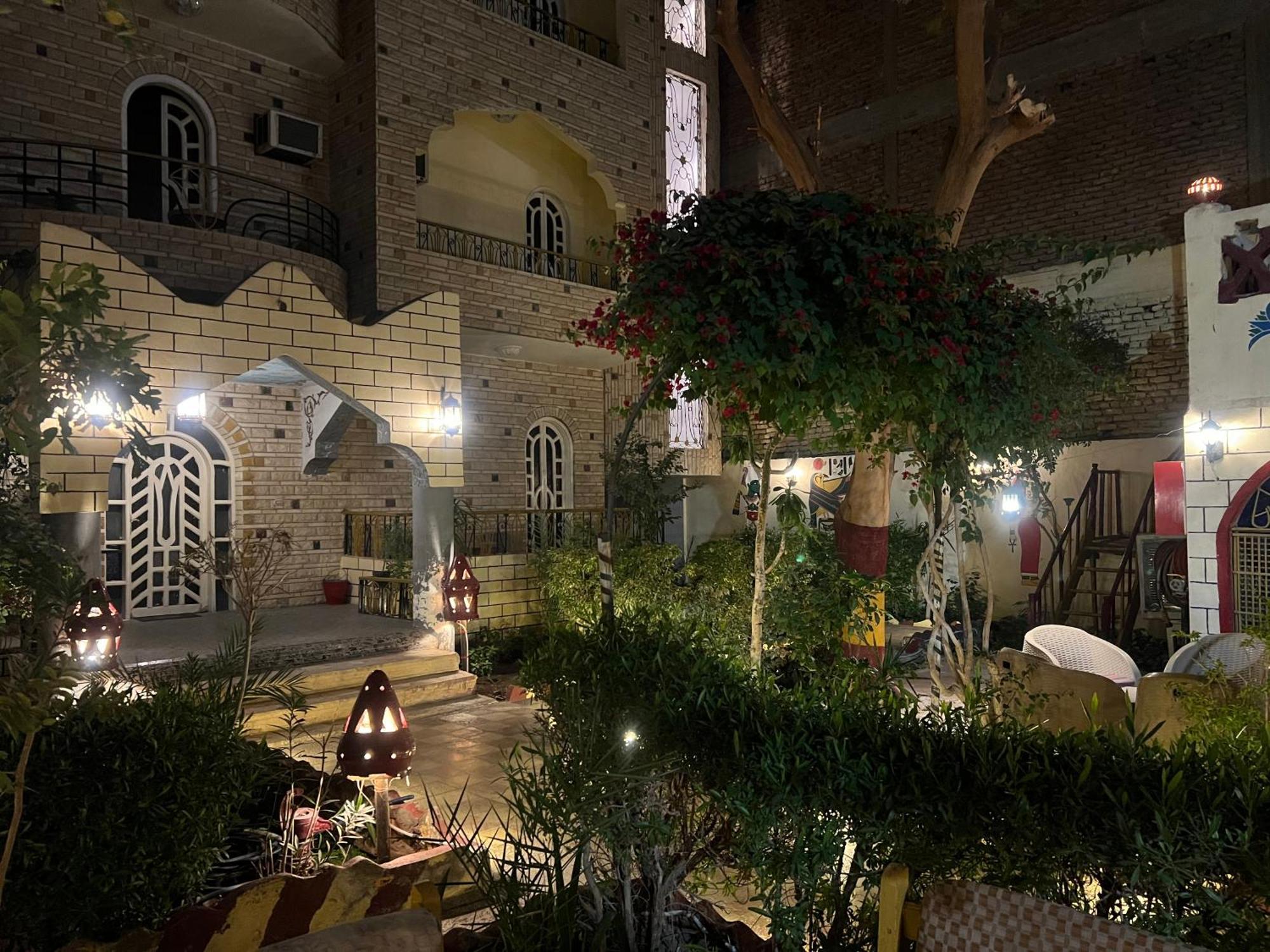 Elphardous Hotel Luxor Esterno foto