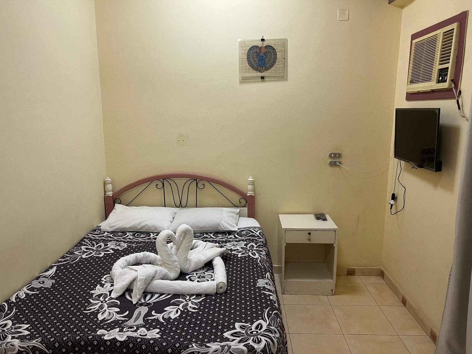 Elphardous Hotel Luxor Esterno foto