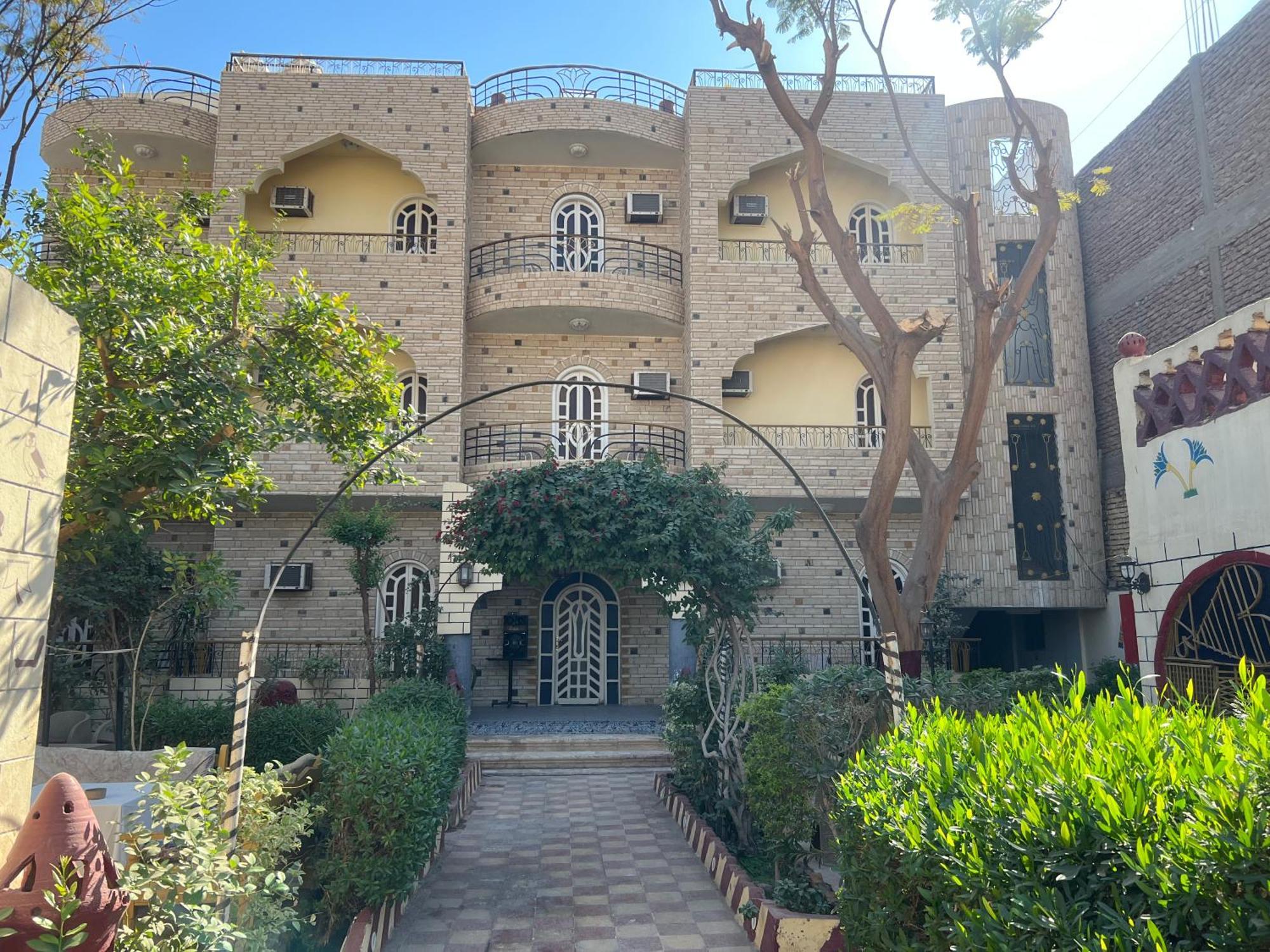 Elphardous Hotel Luxor Esterno foto