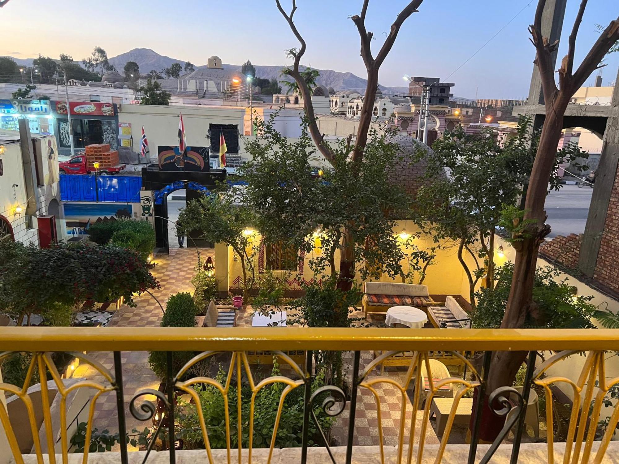 Elphardous Hotel Luxor Esterno foto