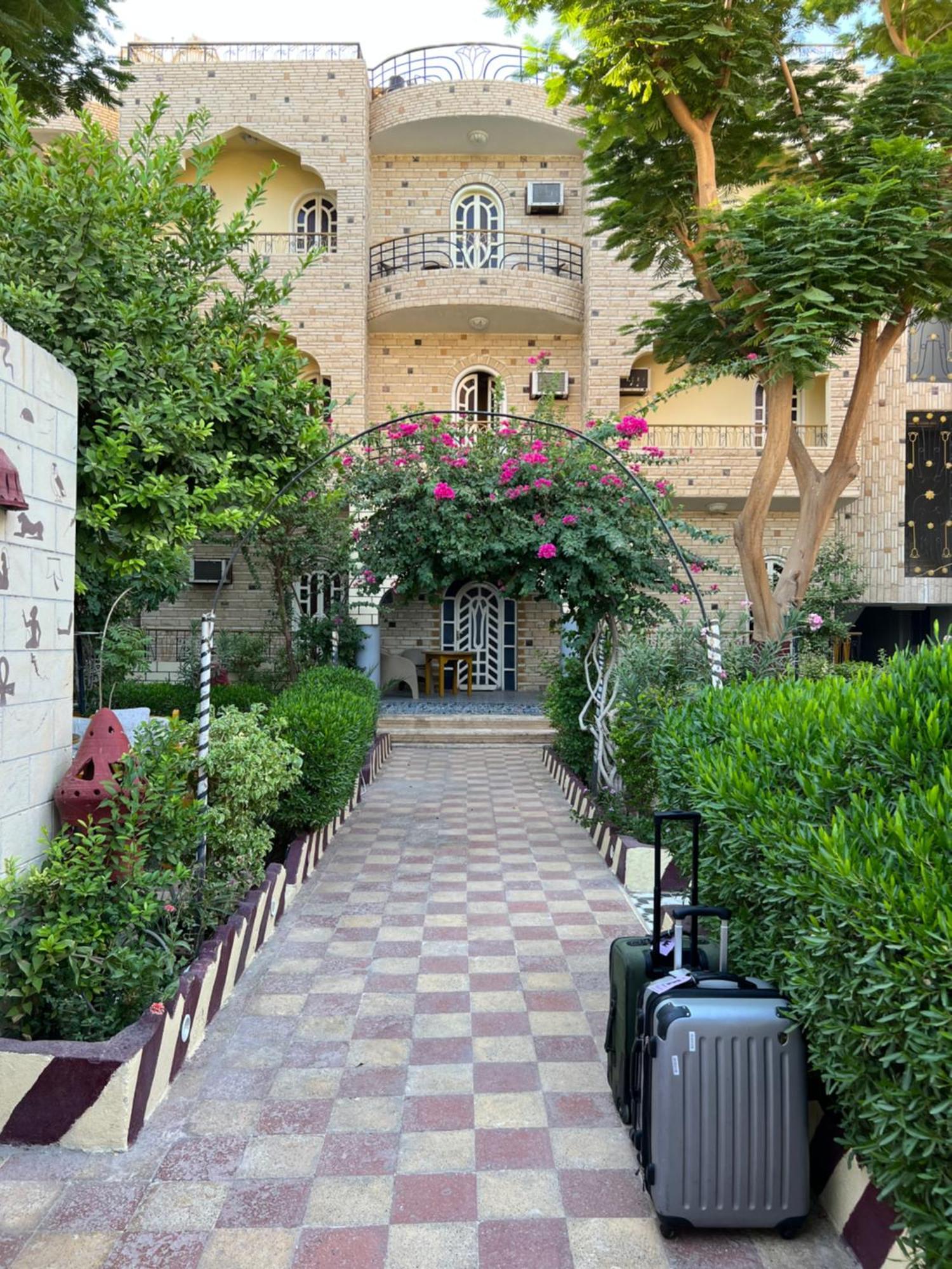 Elphardous Hotel Luxor Esterno foto